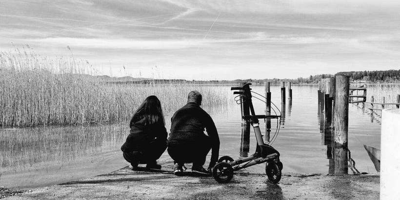 Zwei Menschen am Steg mit Mobilitaetshilfe
